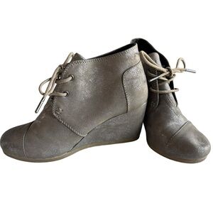 NWOT TOMS Desert Gray Metallic Lace-Up Wedge Booties 740810 Shimmer Ankle Boots